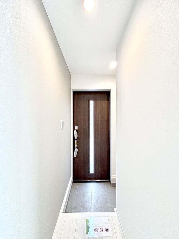 明るい玄関はお客様をお出迎えするのにぴったりです！ 