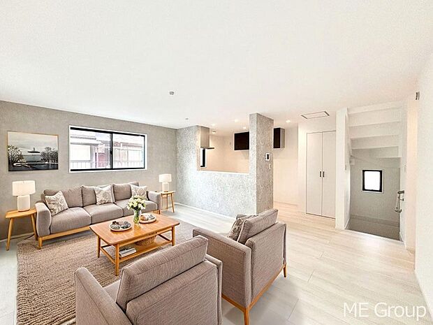 ご家族の賑やかな話し声で包まれる明るいリビング  ※家具はCGです