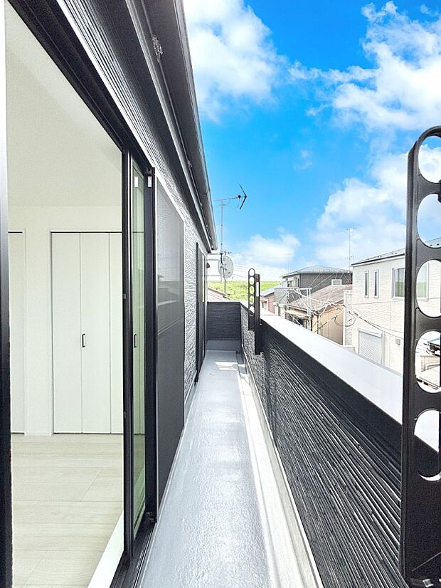 暖かな陽光が降り注ぐバルコニーはお洗濯におすすめ。爽やかな風も心地よいです。