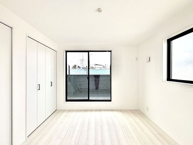 明るいバルコニーサイドに洋室を設置。目覚めの良い寝室に。 