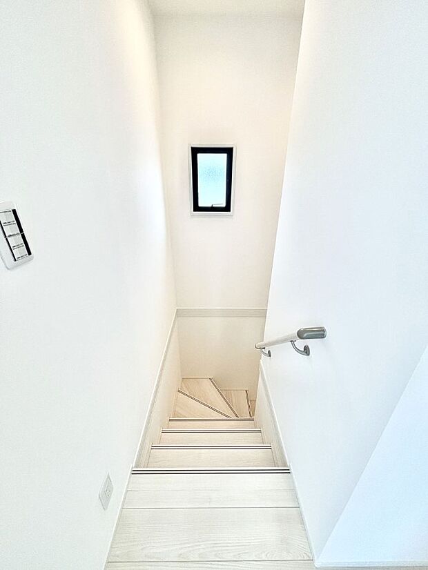 安全性を考慮し階段には手すりを設置しています