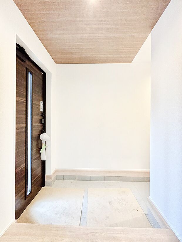 ご家族やお客様を気持ちよくお出迎え!広々空間が心地よいSIC付き玄関。