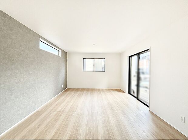 明るい陽光が注ぎ、寛ぎの雰囲気に満たされるリビング・ダイニング。