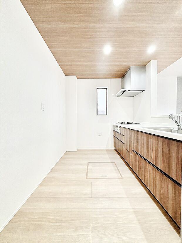 爽やかな風が通り抜けるキッチン。窓があるので明るく換気にも役立ちます。