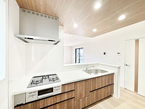 カウンター越しに楽しいおしゃべり。いつものお料理がもっと美味しくなりそうですね。