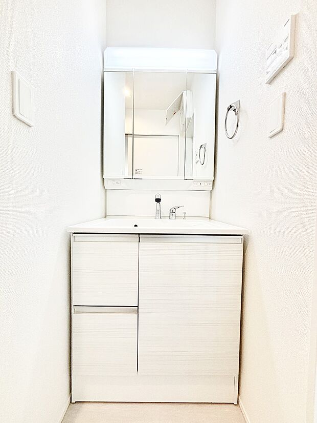 スタイリングに便利な三面鏡、ミラーキャビネットで細かい物スッキリ