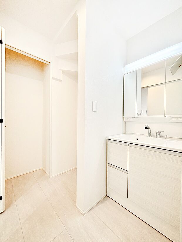 リネン庫を設けた広々としたランドリースペース。