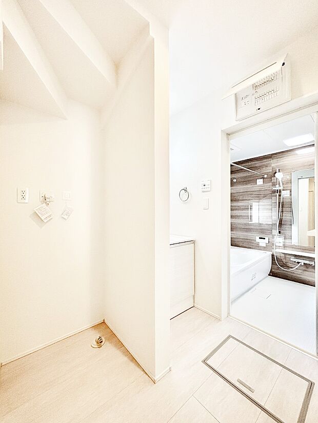 柔らかな朝の光を感じられる窓がついた洗面室