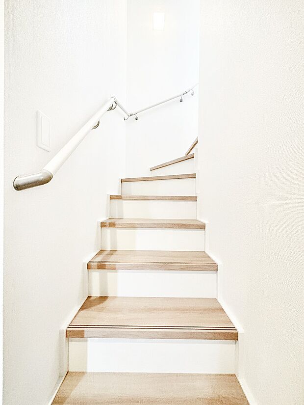 階段は手すり付きなので小さなお子さまやご高齢の方も安心です