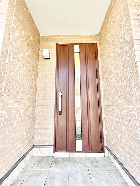 玄関前は雨が降っても濡れにくい屋根付き