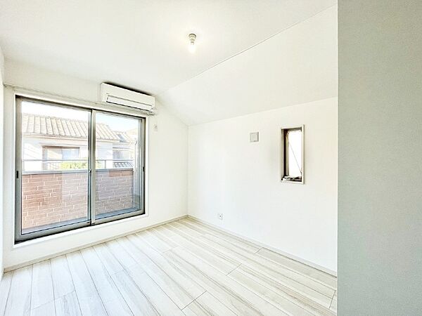 バルコニーが開放感をプラスしてくれる洋室