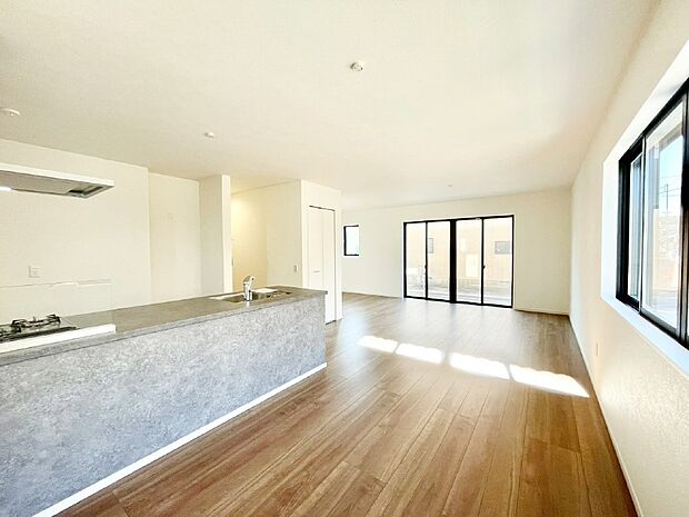 明るい陽光が注ぎ、寛ぎの雰囲気に満たされるリビング・ダイニング。 