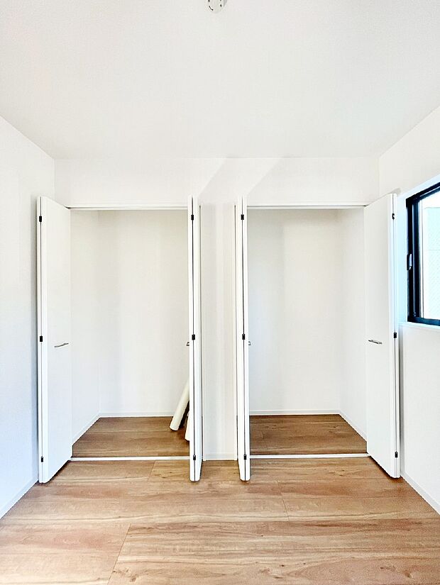 洋室のクローゼット。奥行きがあるので厚手の衣類もすっきり収まります。