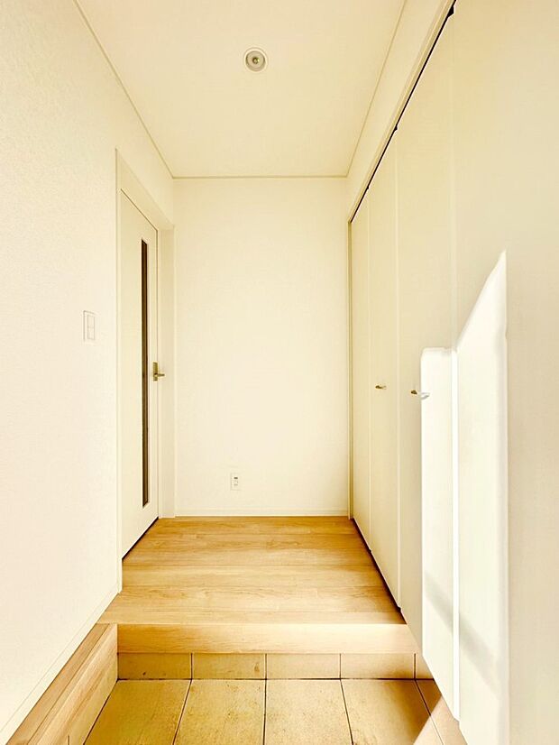 家族の帰宅やお客様をあたたかく迎える玄関  　