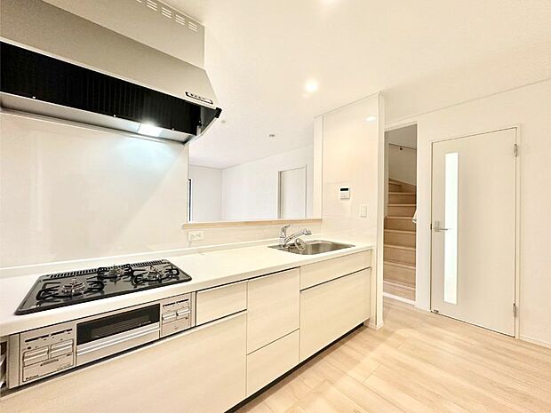 リビングで遊ぶお子様を見守りながらお料理ができる対面キッチン。