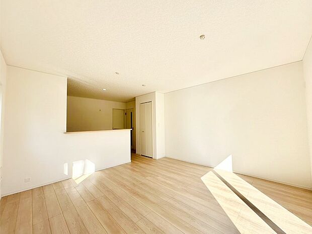 明るい陽光が注ぎ、寛ぎの雰囲気に満たされるリビング・ダイニング。