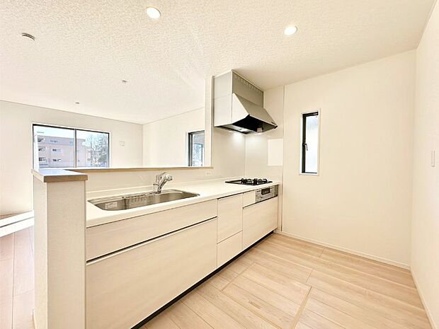 爽やかな風が通り抜けるキッチン。窓があるので明るく換気にも役立ちます。　