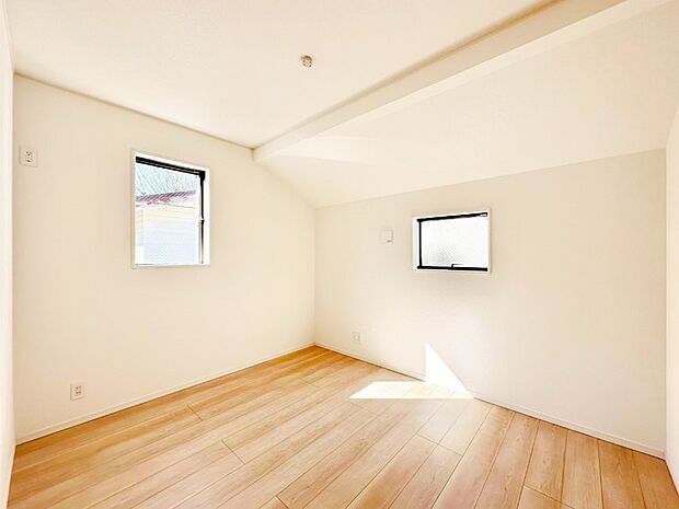 窓からのやさしい光が心地よいプライベートルーム