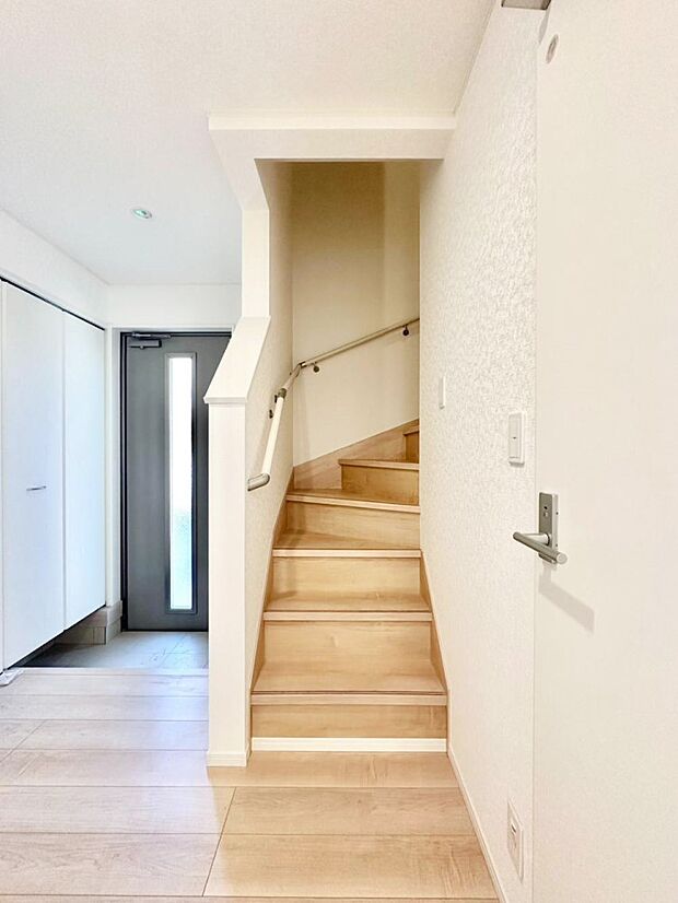 安全性を考慮し階段には手すりを設置しています