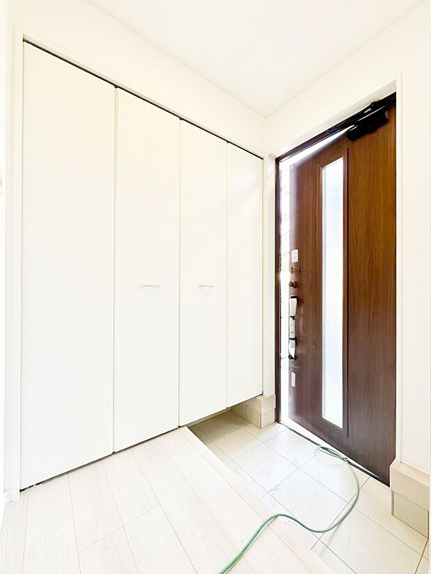 ガラススリットの入った玄関ドアが室内に光を届けてくれます