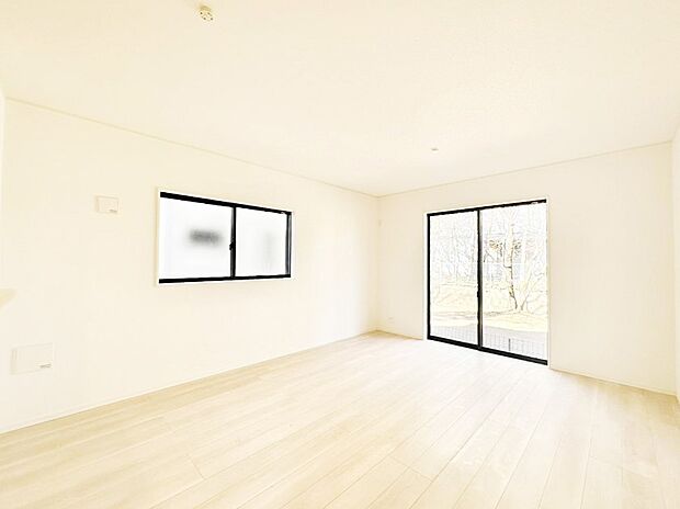 大きな窓からたっぷりの陽光と風を感じられるリビング