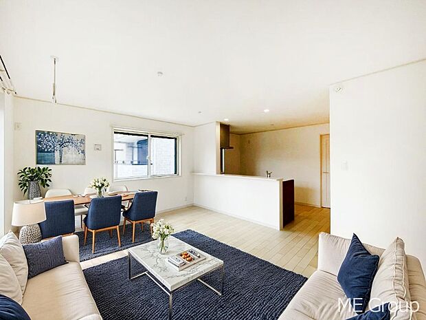 家族の会話が自然と増えるリビングイン階段設計　※家具はCGです