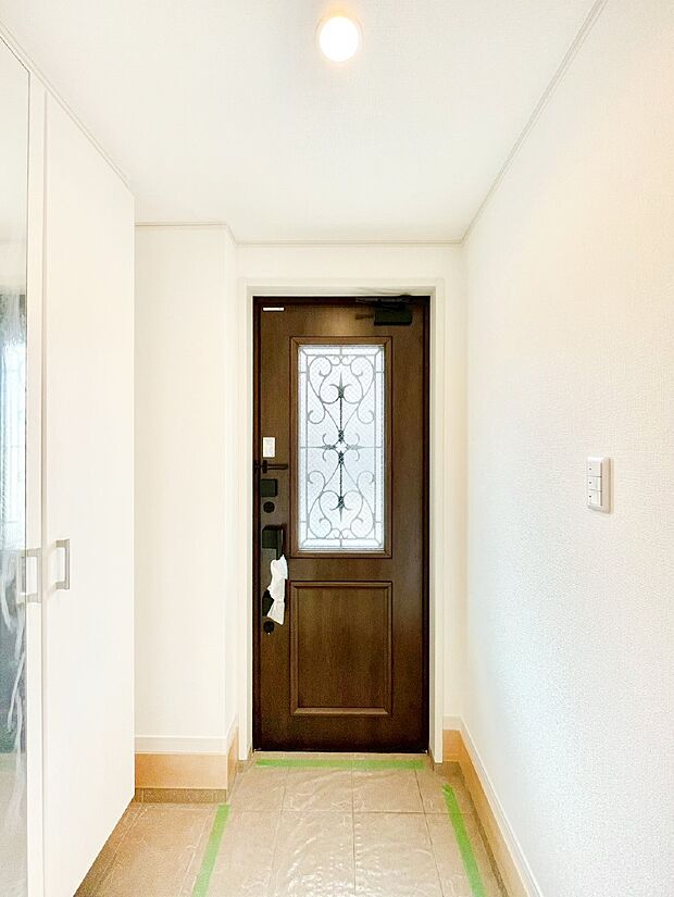 明るい陽光が入り込む玄関。ご家族の靴もスッキリ収納できる玄関収納付き！