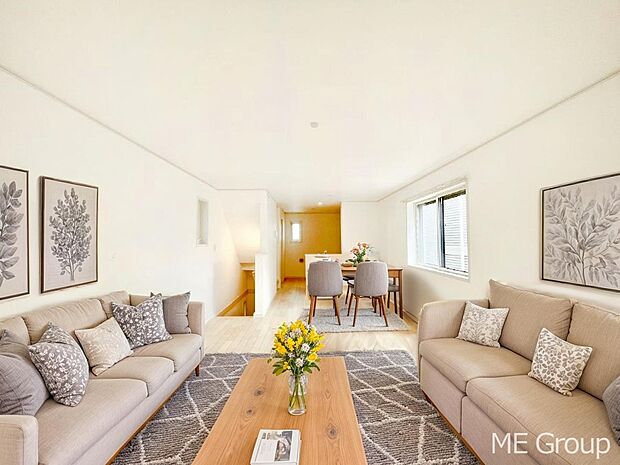 プライバシーも守れる2階リビングは明るく開放感たっぷり ※家具はCGです