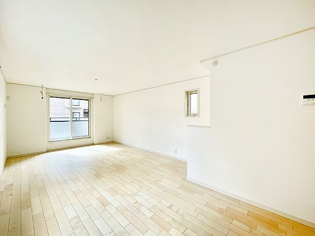 大きな窓からたっぷりの陽光と風を感じられるリビング