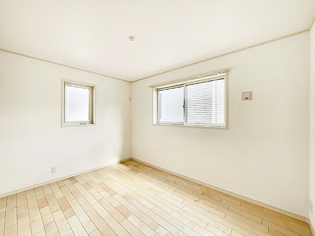 2面採光の洋室。窓から入り込む陽光がお部屋全体を優しく包み込みます