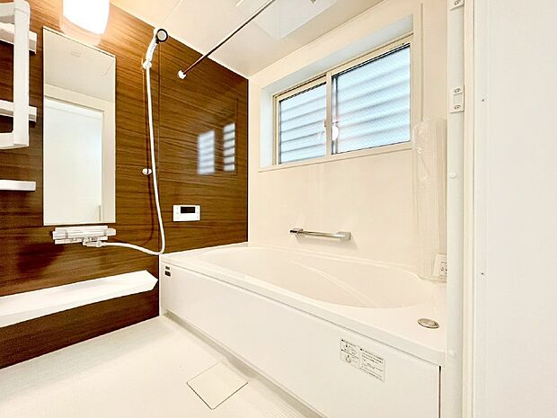 一日の疲れを癒してくれる明るい清潔感のあるバスルーム