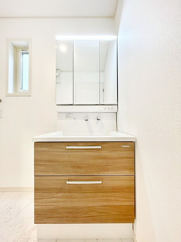 スタイリングに便利な三面鏡、ミラーキャビネットで細かい物スッキリ