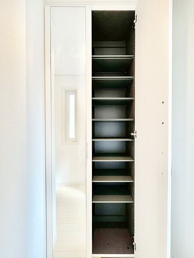 収納力ある下駄箱の活用で玄関廻りはいつでもスッキリ