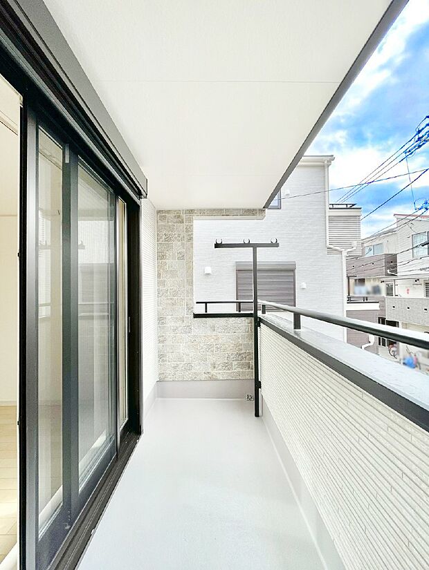 暖かな陽光が降り注ぐバルコニーはお洗濯におすすめ。爽やかな風も心地よいです。