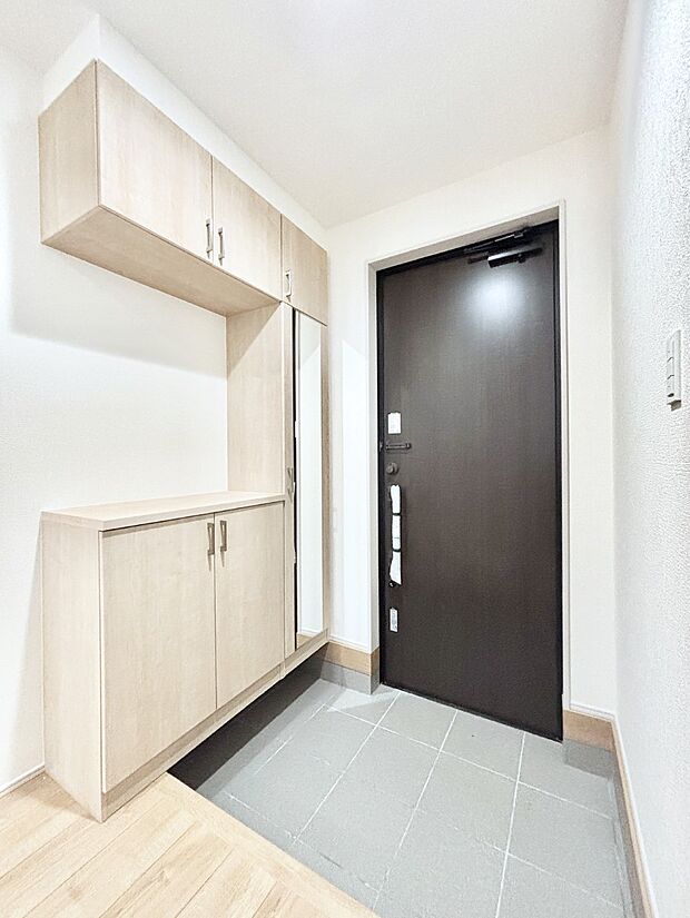 ミラー付きシューズボックスはお出かけ前の身だしなみチェックに便利