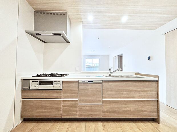 リビングを見渡せる人気のカウンターキッチン。 家族を見守りながら家事をすることができます。