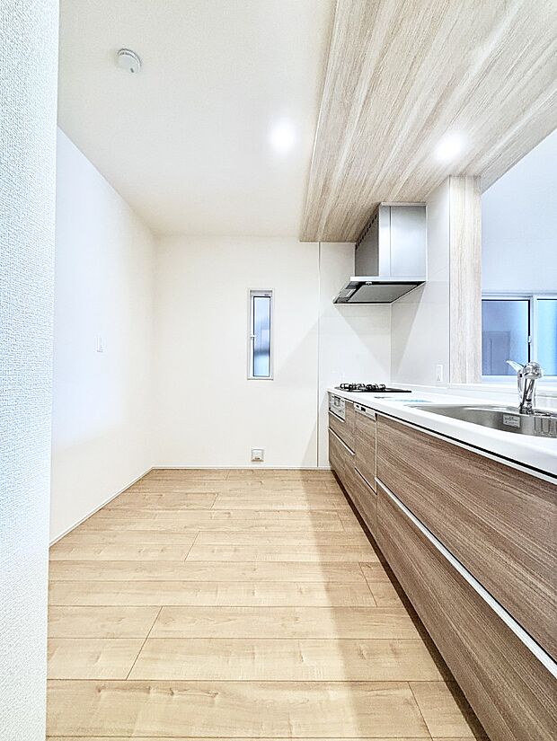 ポップアップ天井が素敵なキッチン！窓があるので採光もとれ換気にも役立ちます。