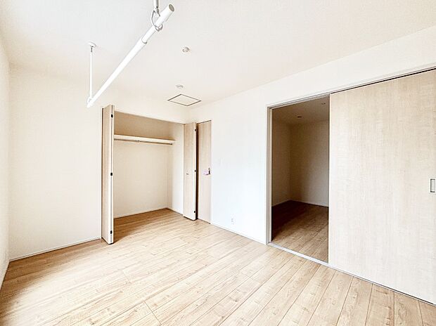 2階5.25帖と6帖の洋室。引き戸の開閉でフレキシブルに利用できます