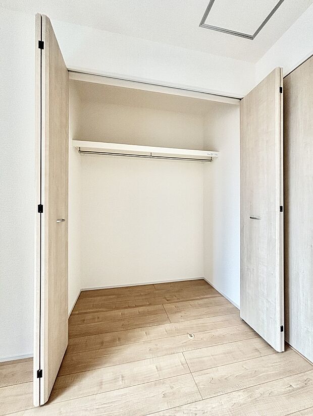 洋室のクローゼット。奥行きがあるので厚手の衣類もすっきり収まります。