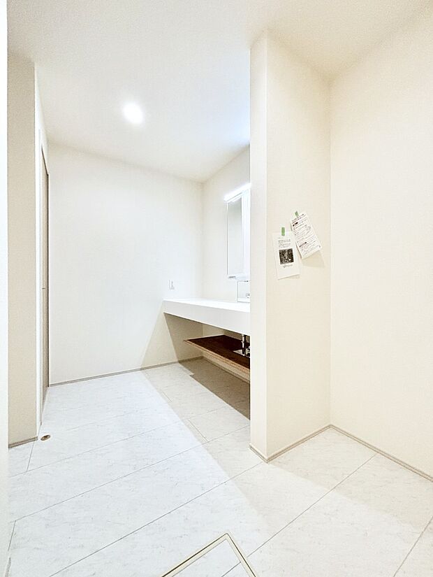 タオル類や洗剤などの保管に可動棚付きのランドリースペース