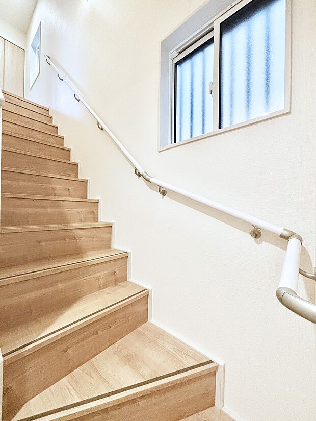 安全性を考慮し階段には手すりを設置しています