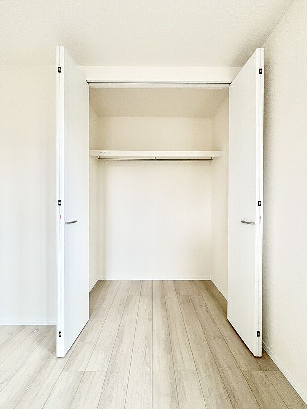 洋室のクローゼット。奥行きがあるので厚手の衣類もすっきり収まります。