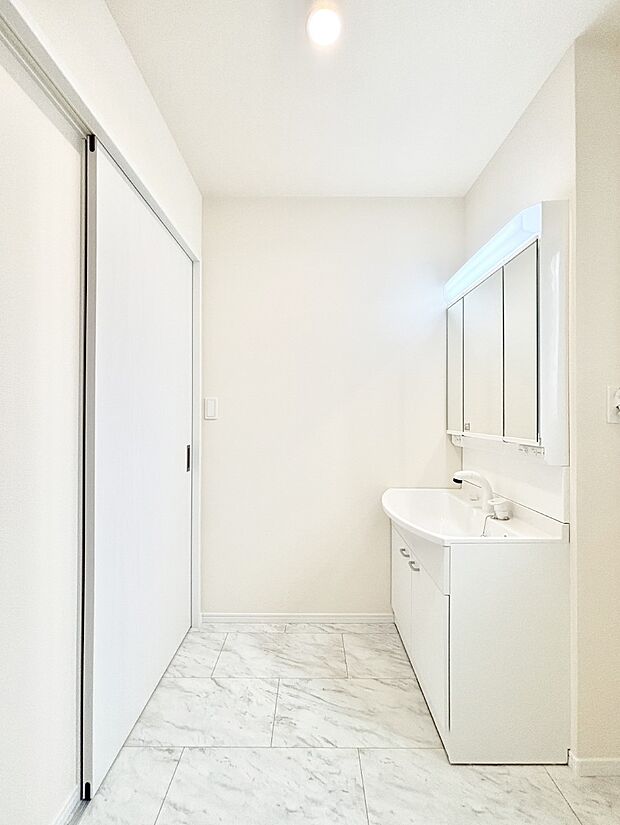 清潔感ある洗面化粧室で朝の身支度も快適