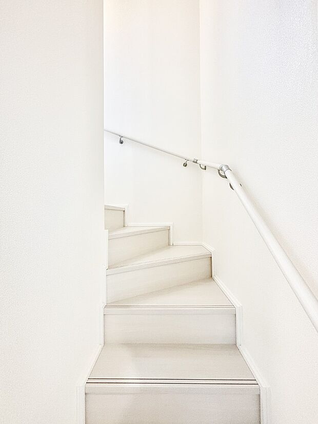 安全性を考慮し階段には手すりを設置しています