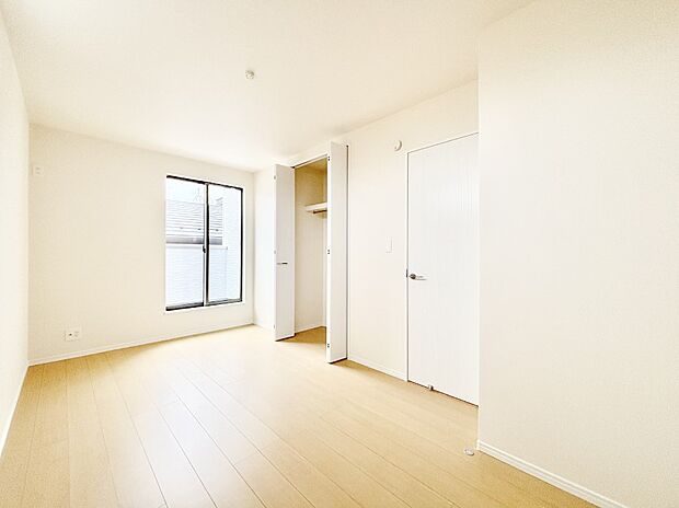 窓からのやさしい光が心地よいプライベートルーム  