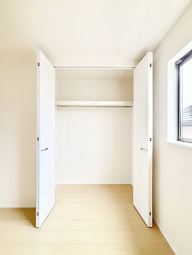洋室のクローゼット。奥行きがあるので厚手の衣類もすっきり収まります。