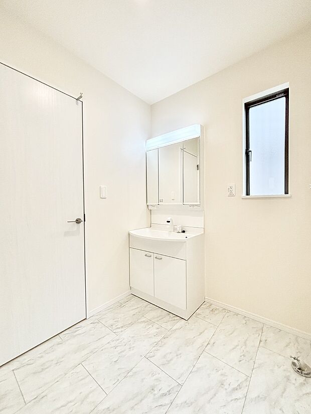 明るい洗面所は毎朝の身支度も楽しくできちゃいそうです。    