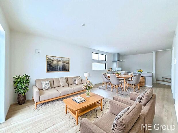 ご家族の賑やかな話し声で包まれる明るいリビング  ※家具はCGです