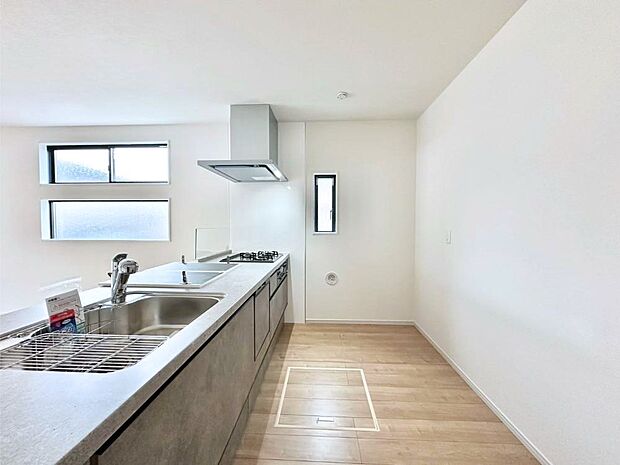 爽やかな風が通り抜けるキッチン。窓があるので明るく換気にも役立ちます。