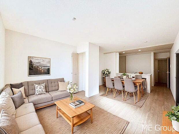 ご家族の賑やかな話し声で包まれる明るいリビング ※家具はCGです